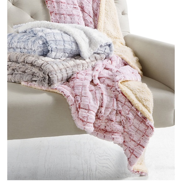 Blue Ridge Elle Home Reversible Sherpa to Faux Sherpa Tie Dye Throw Pink. New! - Picture 3 of 3